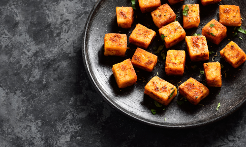 Roasted paneer is kept in a plate.